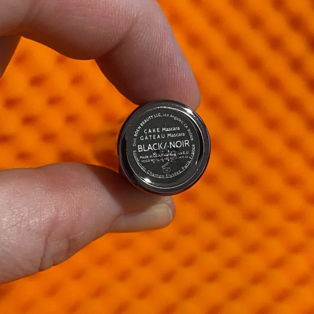 Roen Beauty Cake Mascara in Black